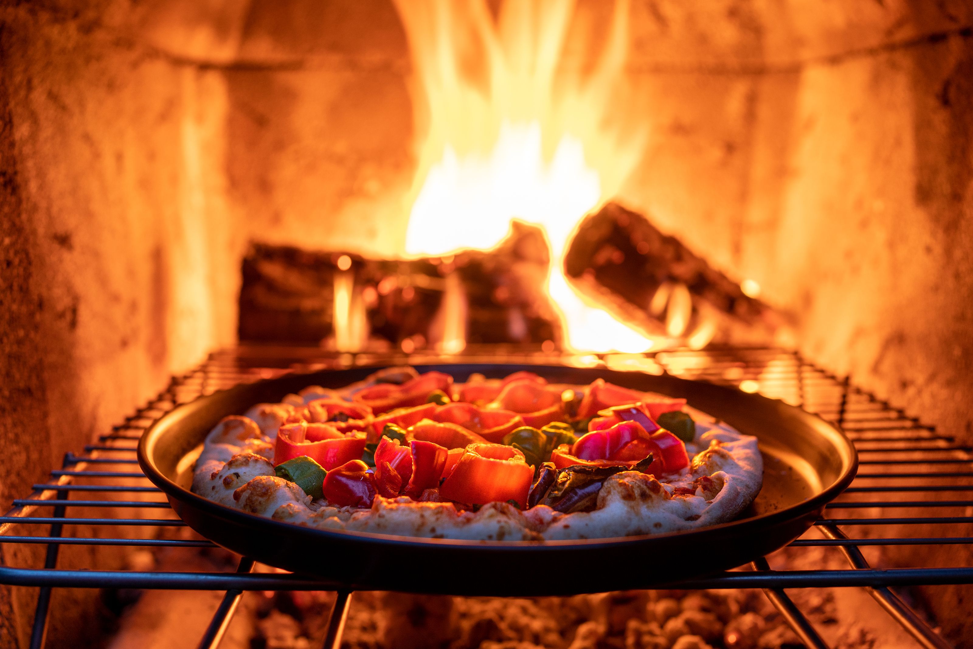 Pizza cuite dans un four à bois