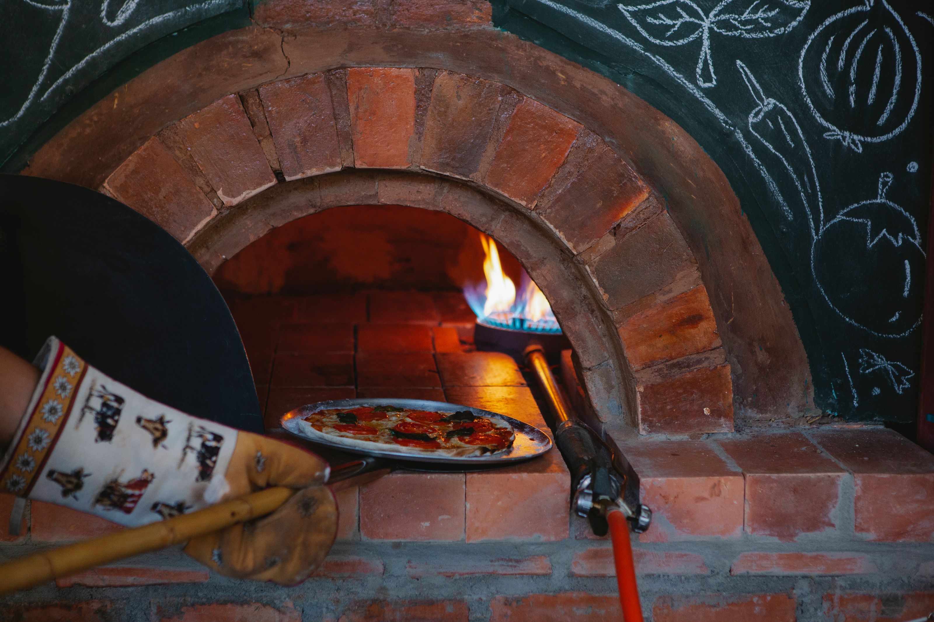 Pizzaiolo enfournant une pizza