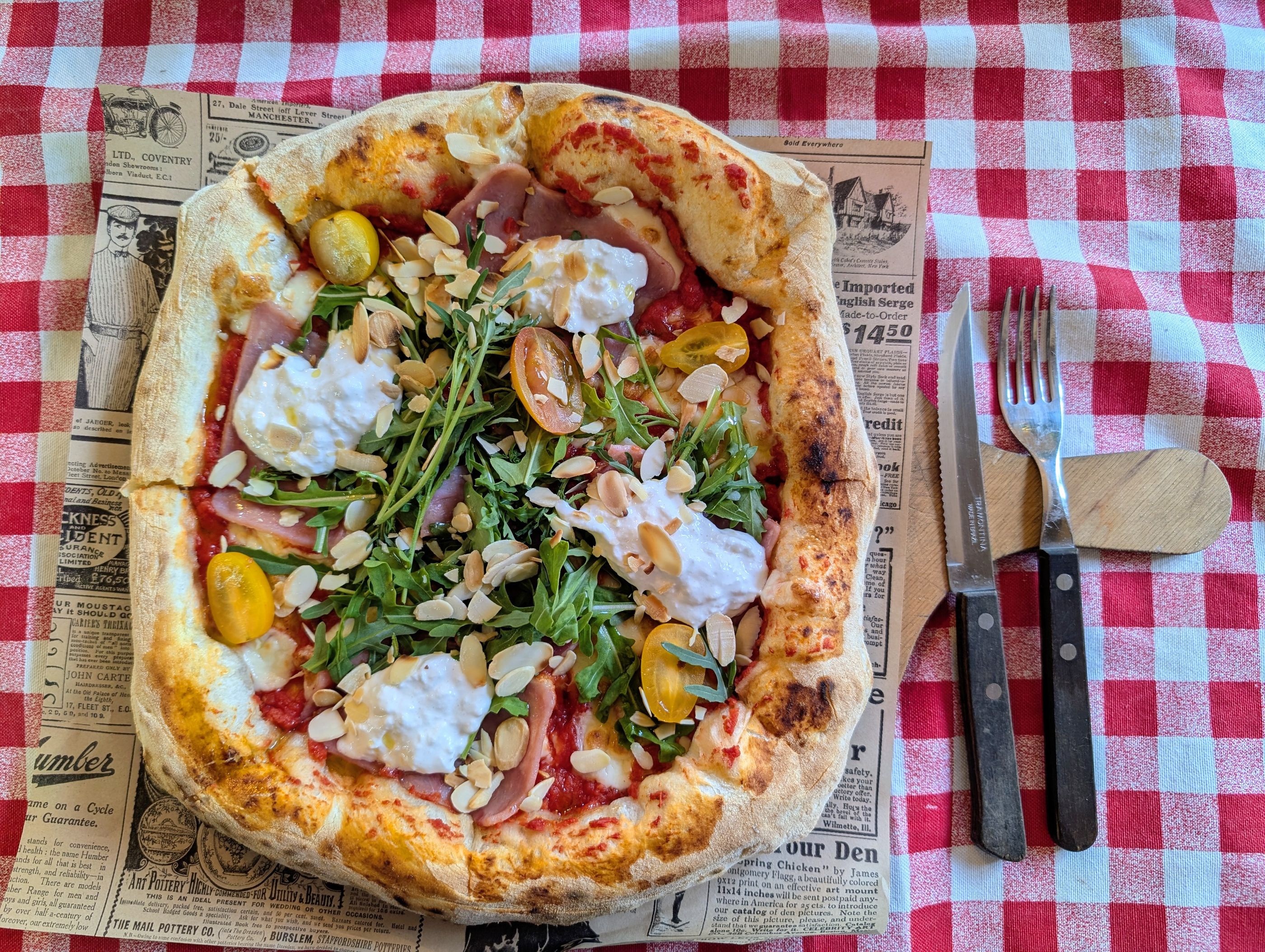 Pizza Chèvre, miel et amandes
